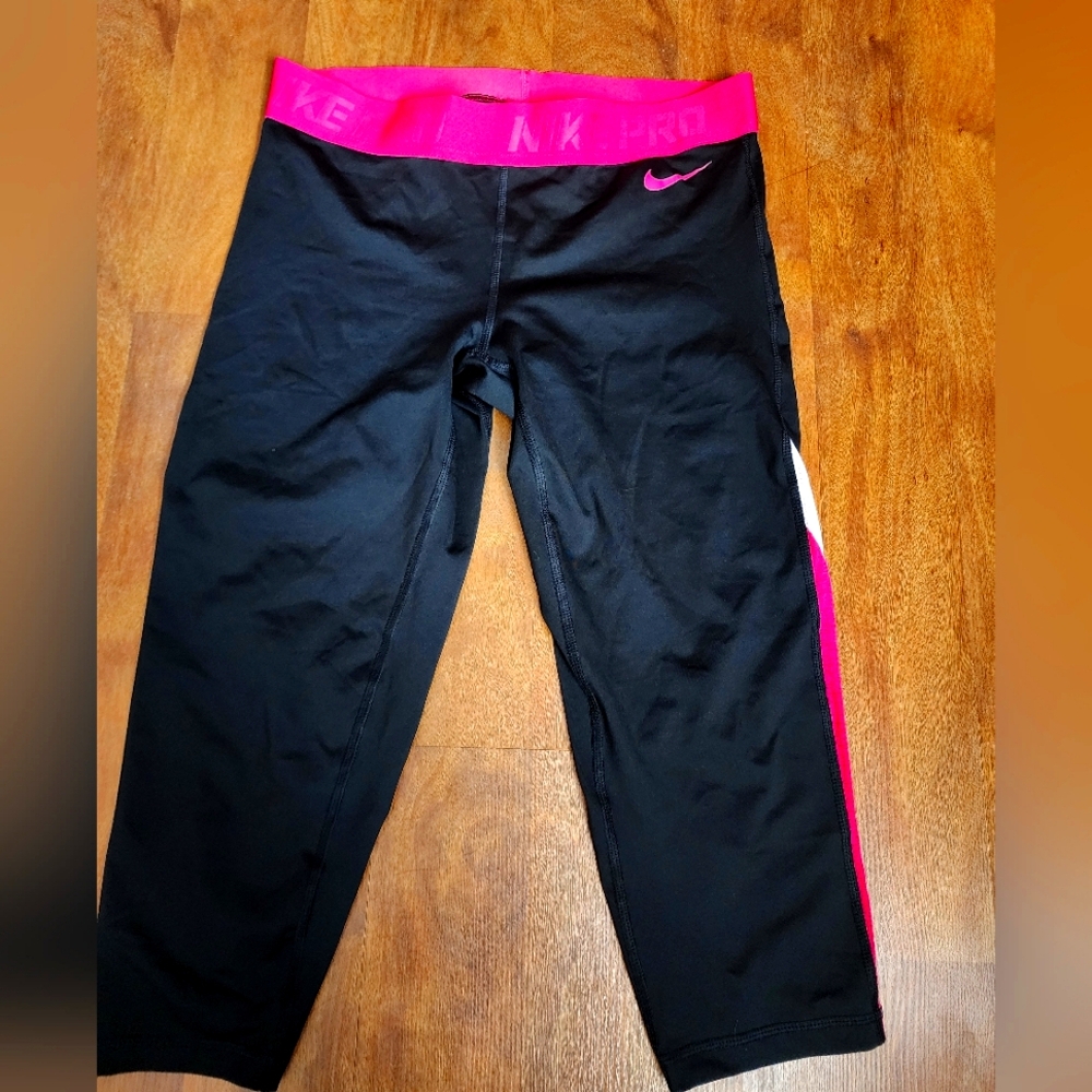 Nike Pro Capri Pants good condition color black whith pink